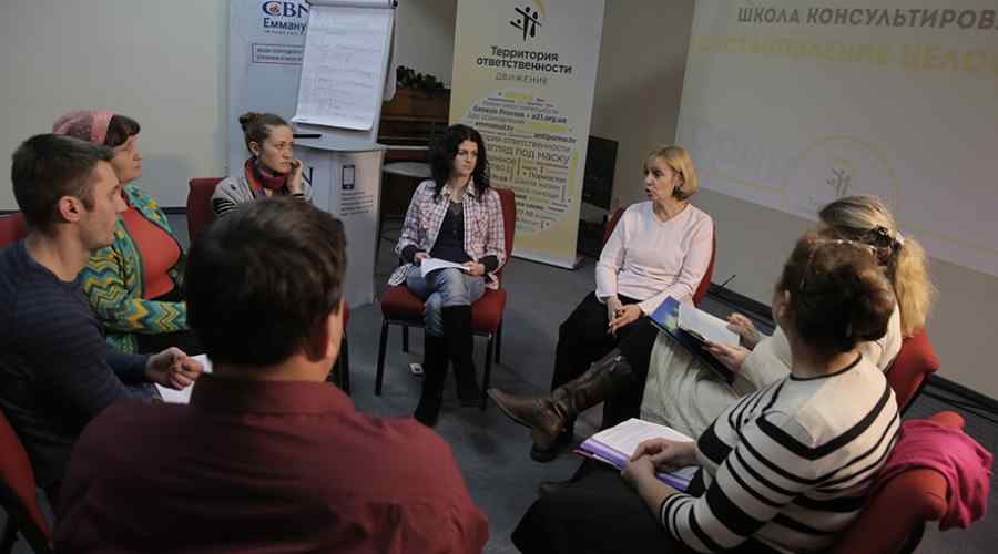 Зависимости, группы поддержки и хождение во свете: в Киеве завершился третий модуль ШКВЦ